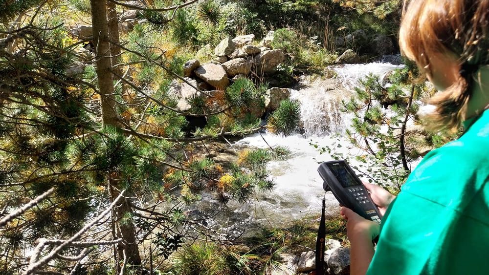 Técnico de Eccus realizando un Análisis del agua