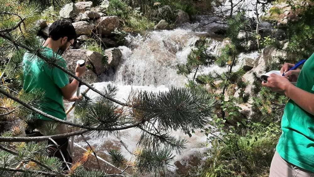 Técnicos de Eccus proyectos medioambientes realizando un aforo en el río